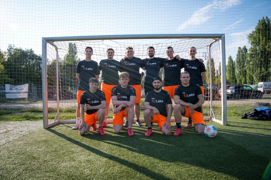 Das TJ Labs Fußball-Team beim gemeinsamen Spiel